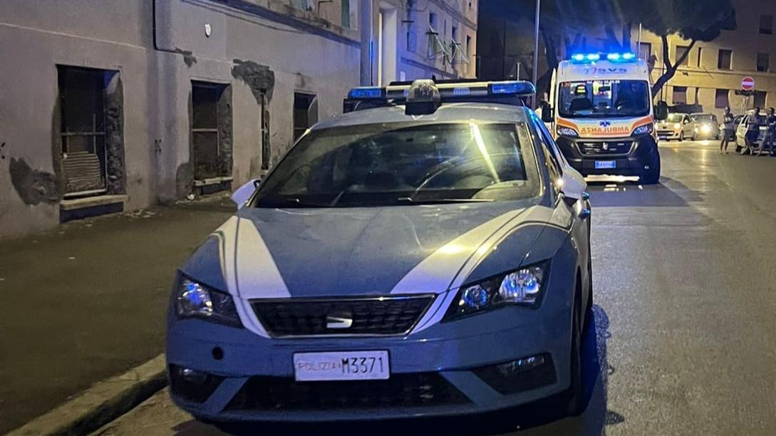 Una volante della polizia e un'ambulanza (foto d'archivio)