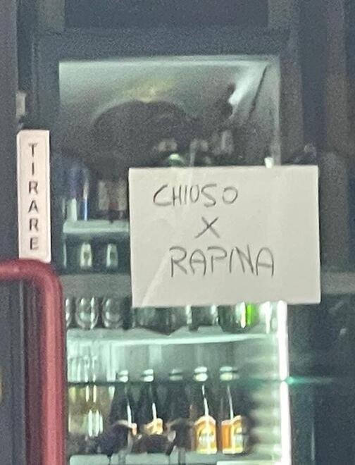 La titolare di un bar di Bibbiano racconta: «Sono stata picchiata e rapinata dell’incasso»