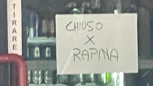 La titolare di un bar di Bibbiano racconta: «Sono stata picchiata e rapinata dell’incasso»