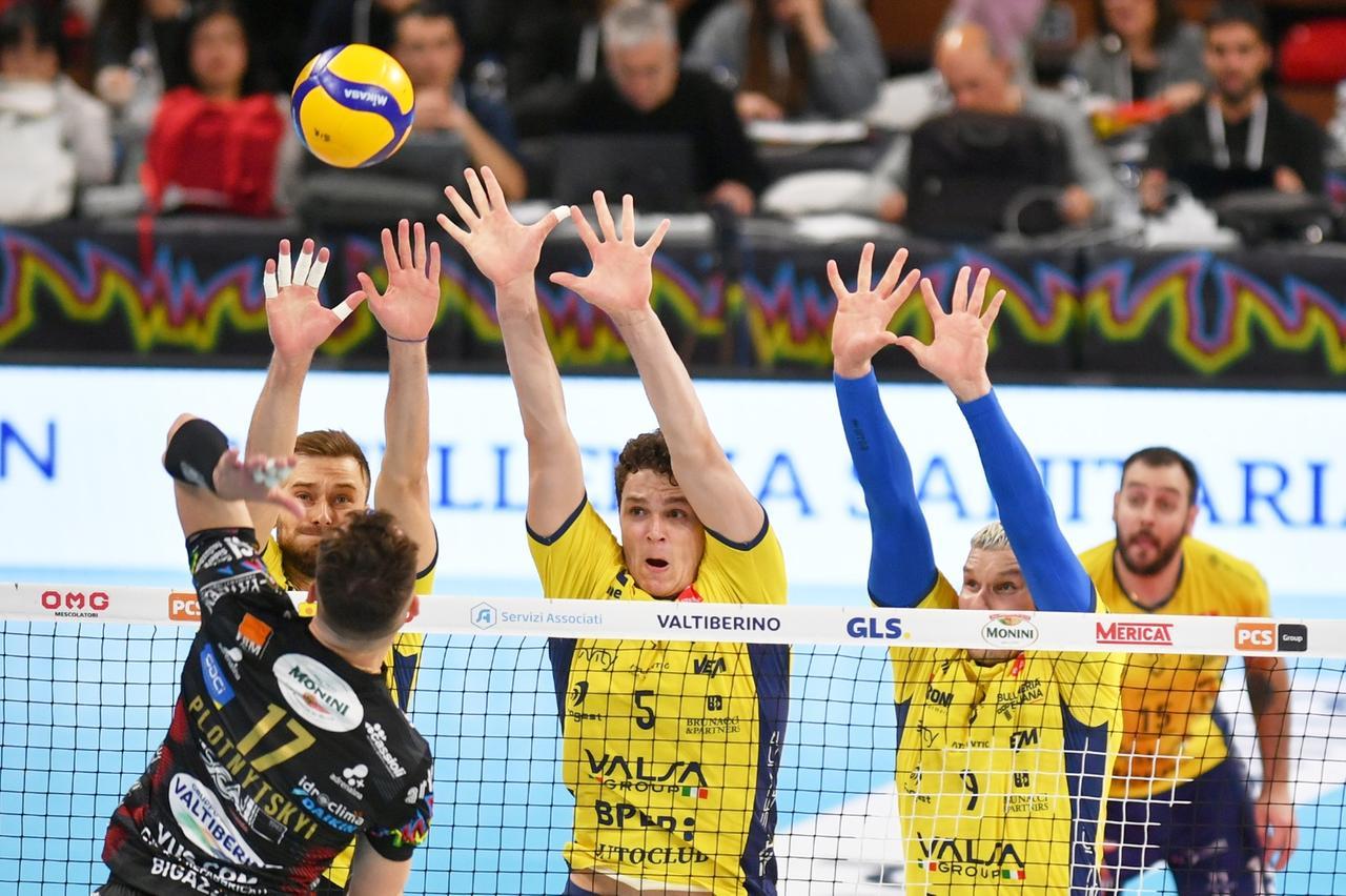 
	Il muro di Modena Volley si alza contro un attacco di Perugia (Foto Modena Volley)

