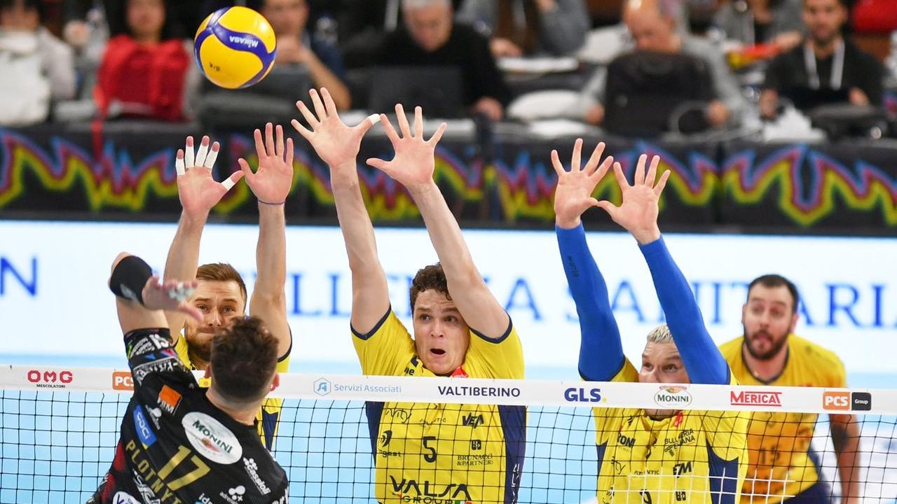 Il muro di Modena Volley si alza contro un attacco di Perugia (Foto Modena Volley)
