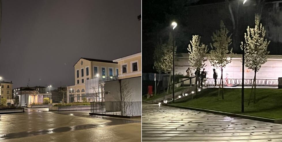 
	Una vista serale della piazza,a destra un gruppetto di ragazzini

