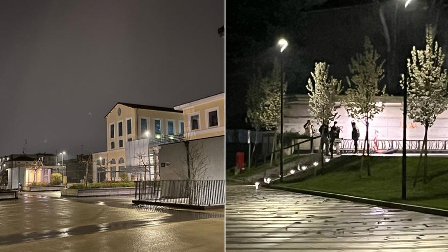 Una vista serale della piazza,a destra un gruppetto di ragazzini