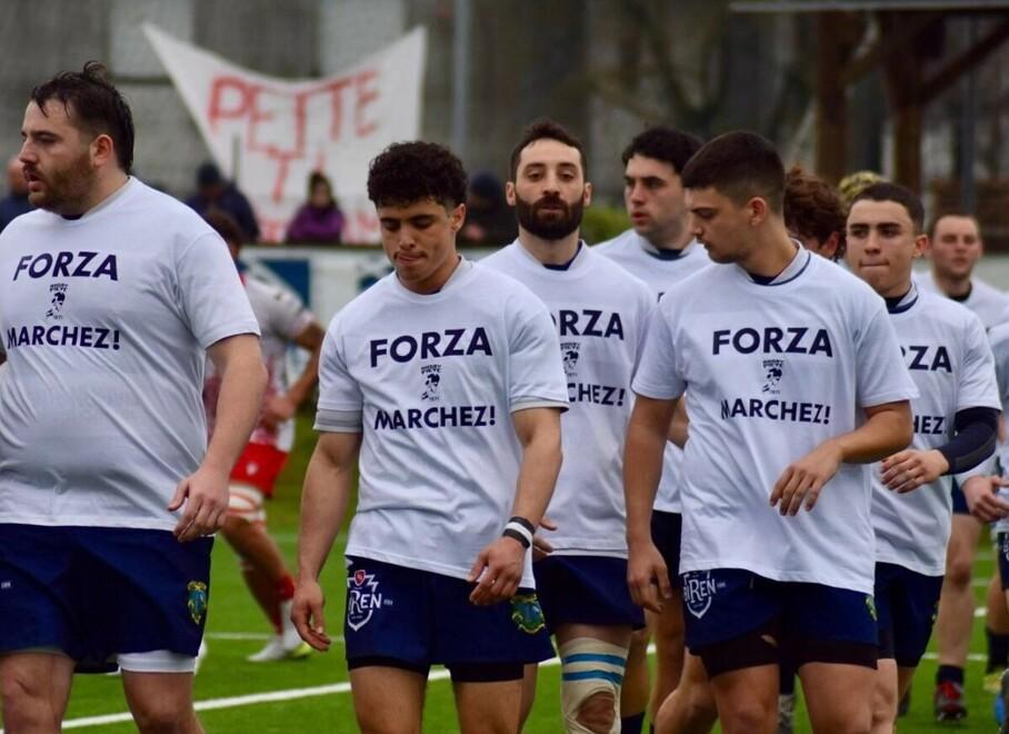 Rimane folgorato mentre pota i rami di un albero, il padre lo rianima e lo tiene in vita