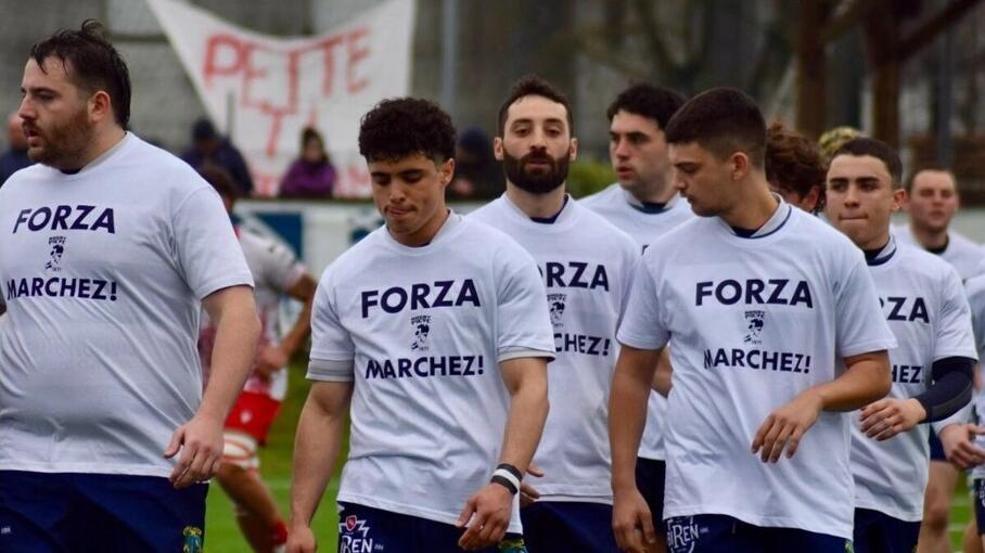 Rimane folgorato mentre pota i rami di un albero, il padre lo rianima e lo tiene in vita