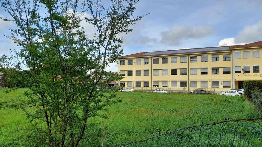 Un’area a verde di fronte alle scuole Mazzini sarà trasformata in parcheggio 