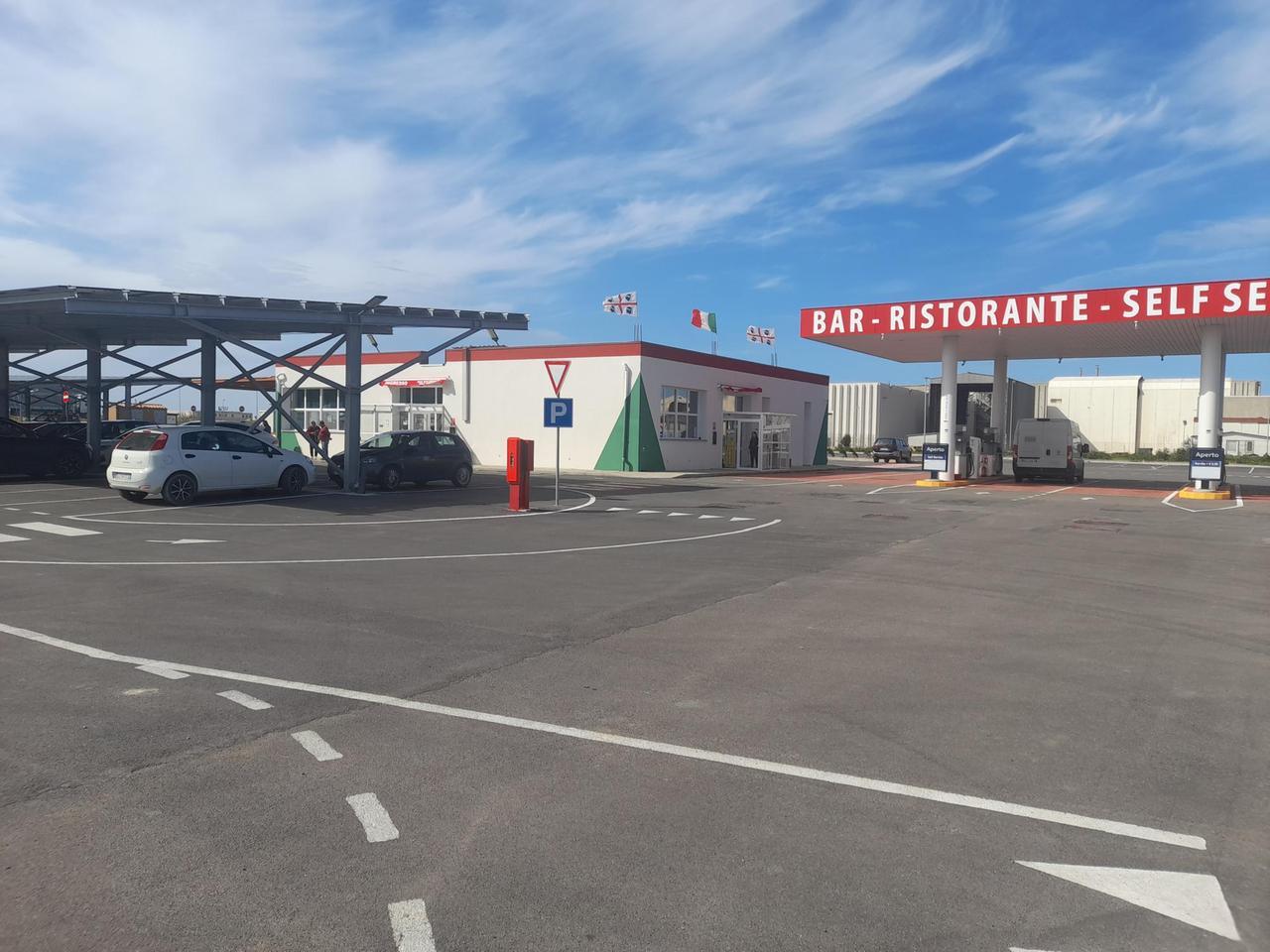 Sulla Porto Torres-Alghero ha aperto una stazione di servizio con bar, ristorante e colonnine elettriche