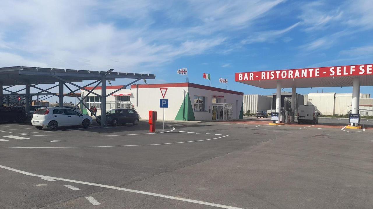 Sulla Porto Torres-Alghero ha aperto una stazione di servizio con bar, ristorante e colonnine elettriche