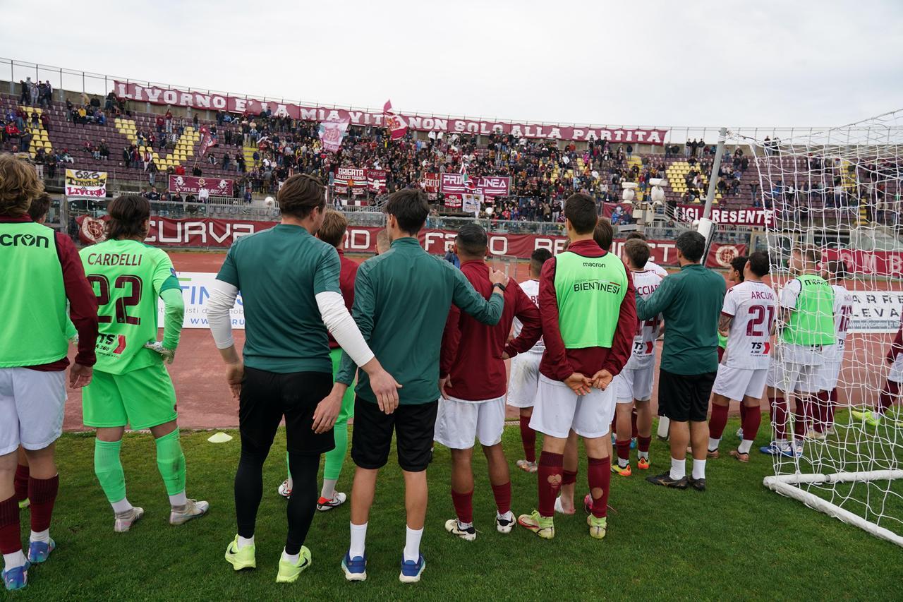 
	I giocatori del Livorno a fine partita (foto Stick)


