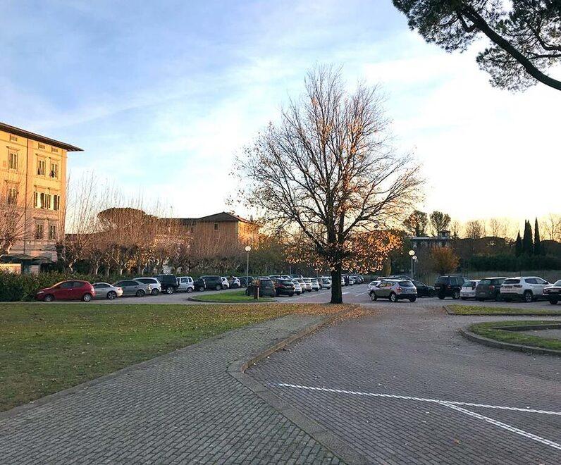 
	Il parcheggio di viale Bustichini, nei pressi dell'ex campone da golf (foto Nucci)

