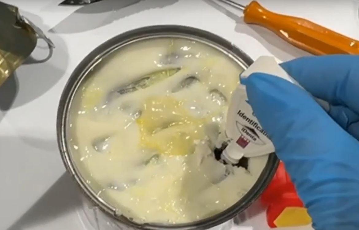 
	La cocaina liquida in uno dei barattoli

