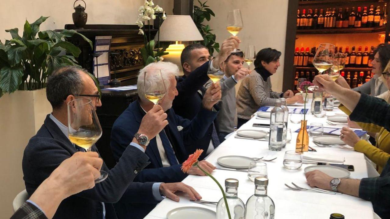 Il gruppo di ospiti che ha partecipato al pranzo organizzato da Confcommercio