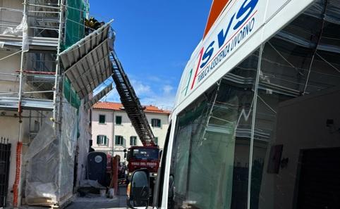 Livorno, cade mentre lavora sul tetto: soccorso un operaio
