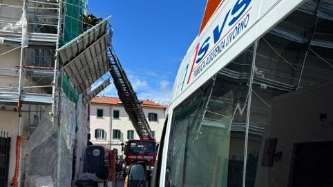 Livorno, cade mentre lavora sul tetto: soccorso un operaio