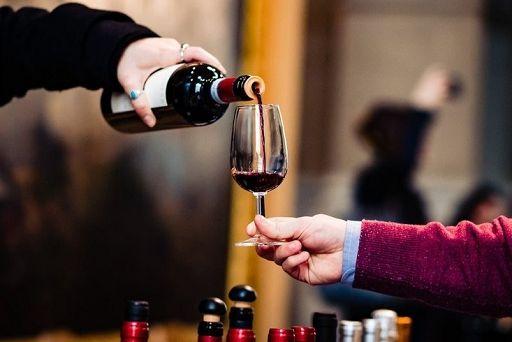 Migliaia di bottiglie di cannonau e vermentino ferme al porto di Livorno. E c’entra l’America