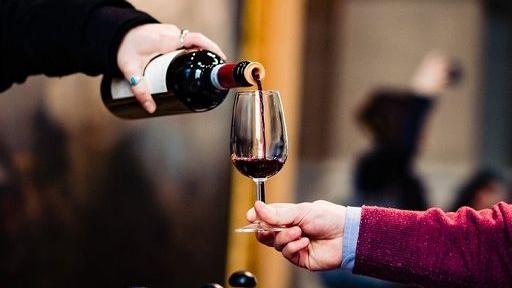 Migliaia di bottiglie di cannonau e vermentino ferme al porto di Livorno. E c’entra l’America