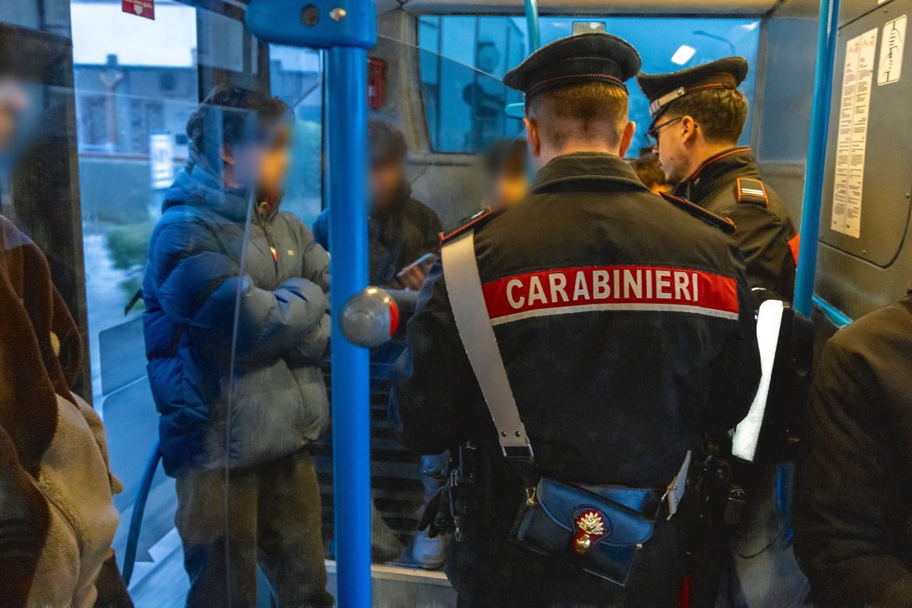 Sorpreso sul bus senza biglietto va in escandescenza: arrestato a Ferrara