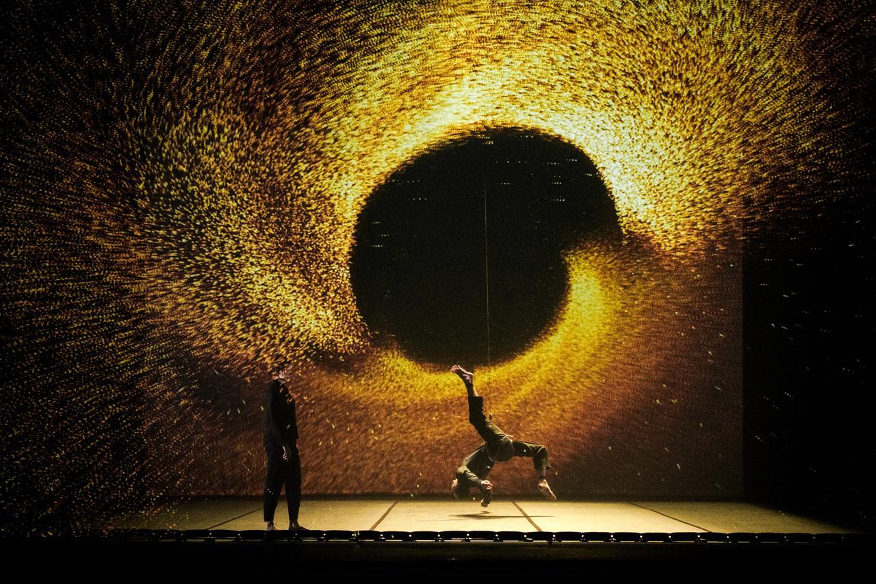 “Sál” in scena a Rubiera: la danza tra luce, oscurità e confini dell’esistenza