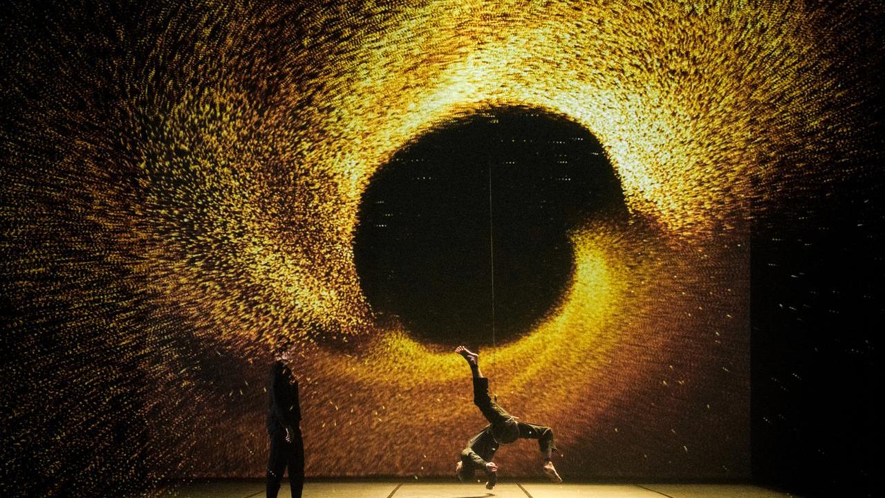 “Sál” in scena a Rubiera: la danza tra luce, oscurità e confini dell’esistenza