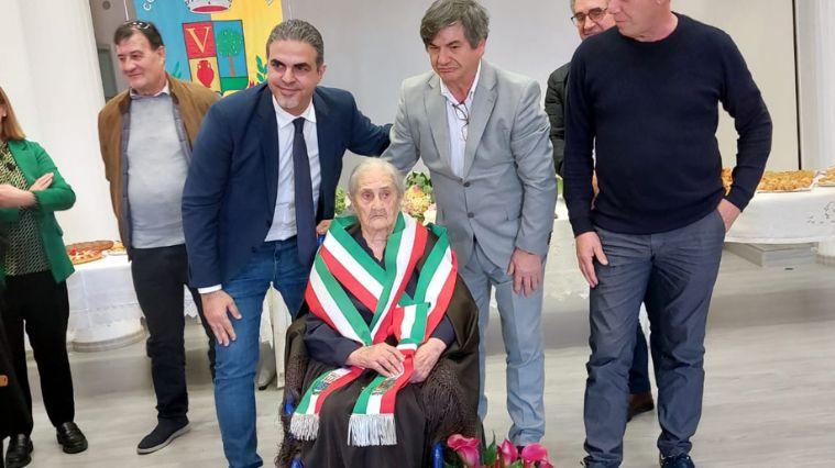 
	Iolanda Mura con i due sindaci, Francesco Spiga e Bruno Chillotti

