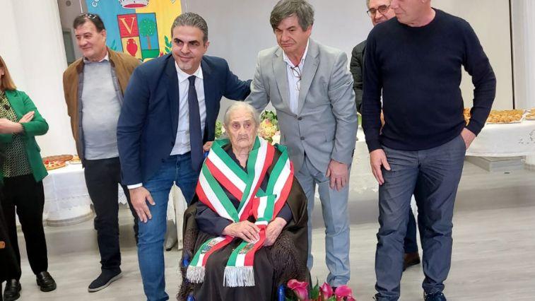 Iolanda Mura con i due sindaci, Francesco Spiga e Bruno Chillotti