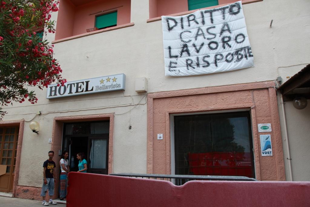 
	Emergenza abitativa, un hotel occupato da un gruppo di cittadini in difficolt&agrave;

