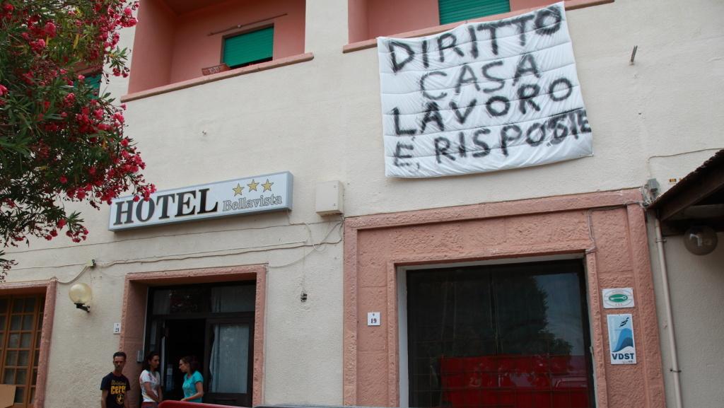 Emergenza abitativa, un hotel occupato da un gruppo di cittadini in difficoltà