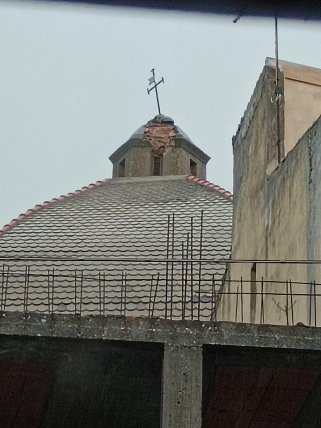Momenti di terrore, un fulmine colpisce e danneggia la cupola della chiesa: ecco cosa sappiamo