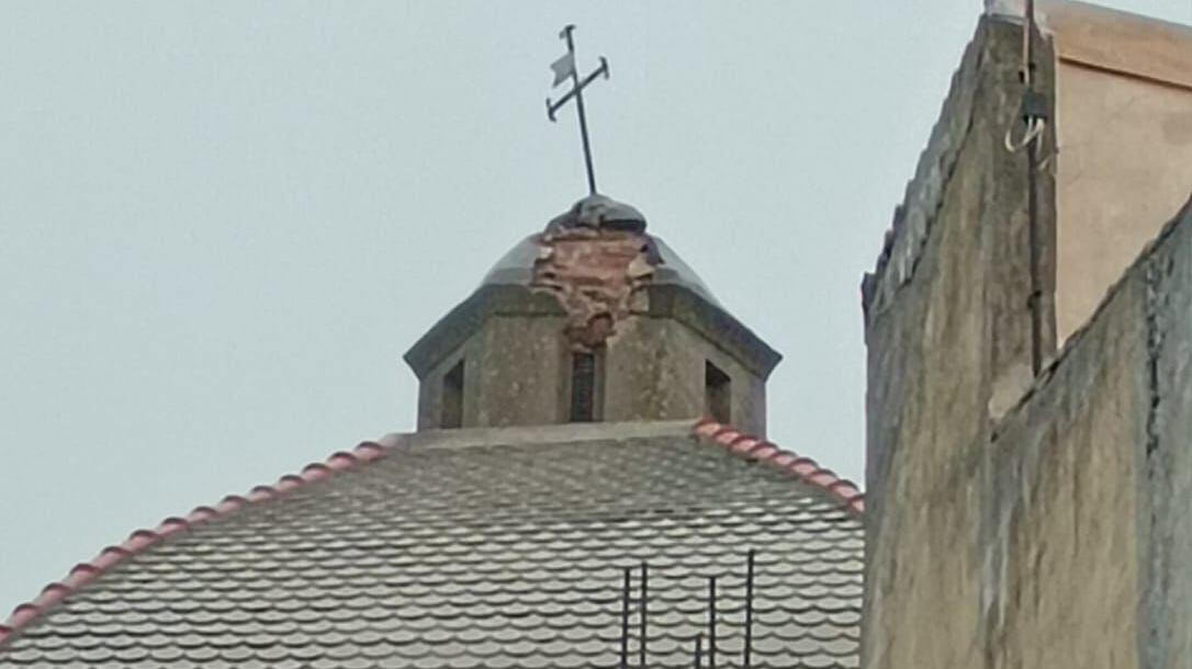 Momenti di terrore, un fulmine colpisce e danneggia la cupola della chiesa: ecco cosa sappiamo