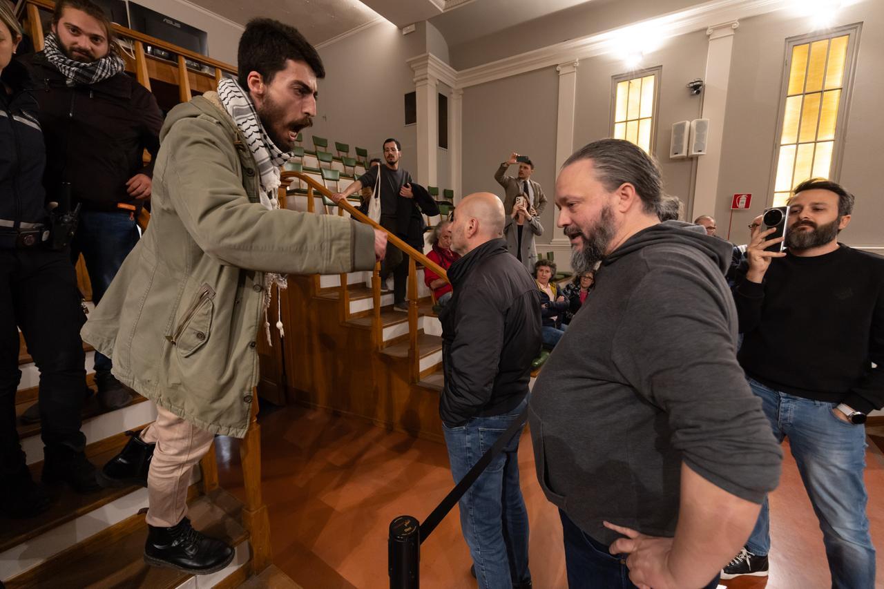 Protesta pro Palestina in Consiglio comunale a Ferrara, faccia a faccia con il sindaco Fabbri: “Mani sporche di sangue”