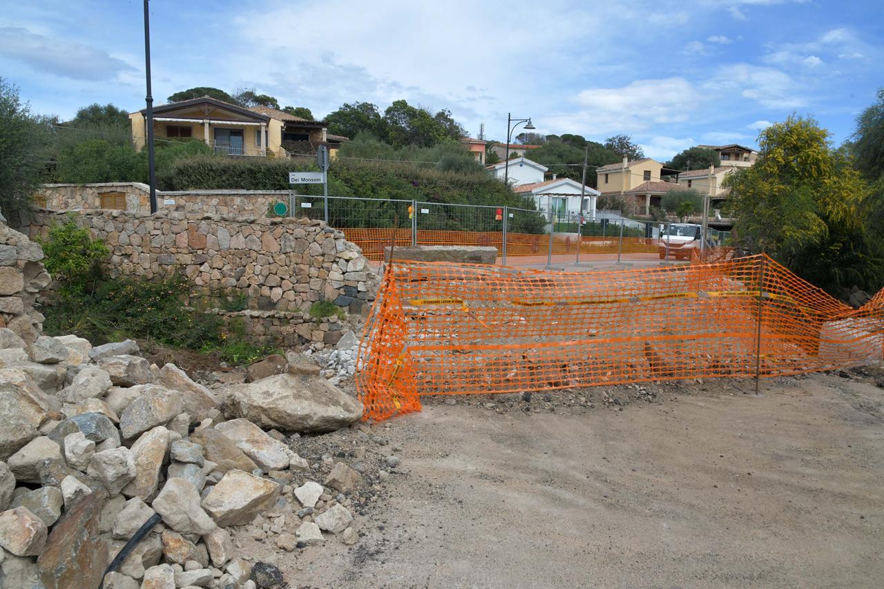 Olbia, le ruspe arrivano a Pittulongu: demolito un altro ponte-tappo