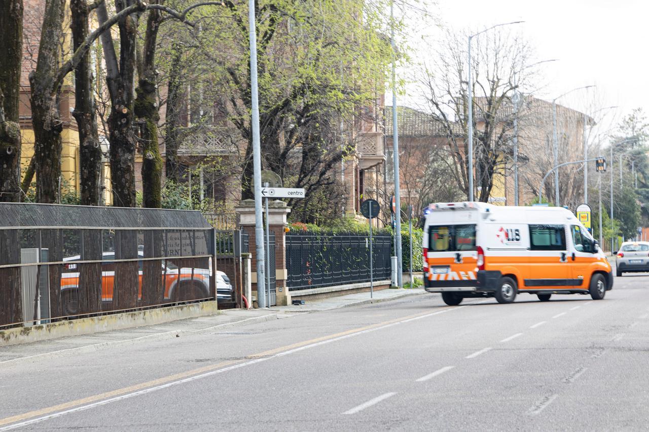 
	L'uscita di ambulanza e automedica su viale Barozzi

