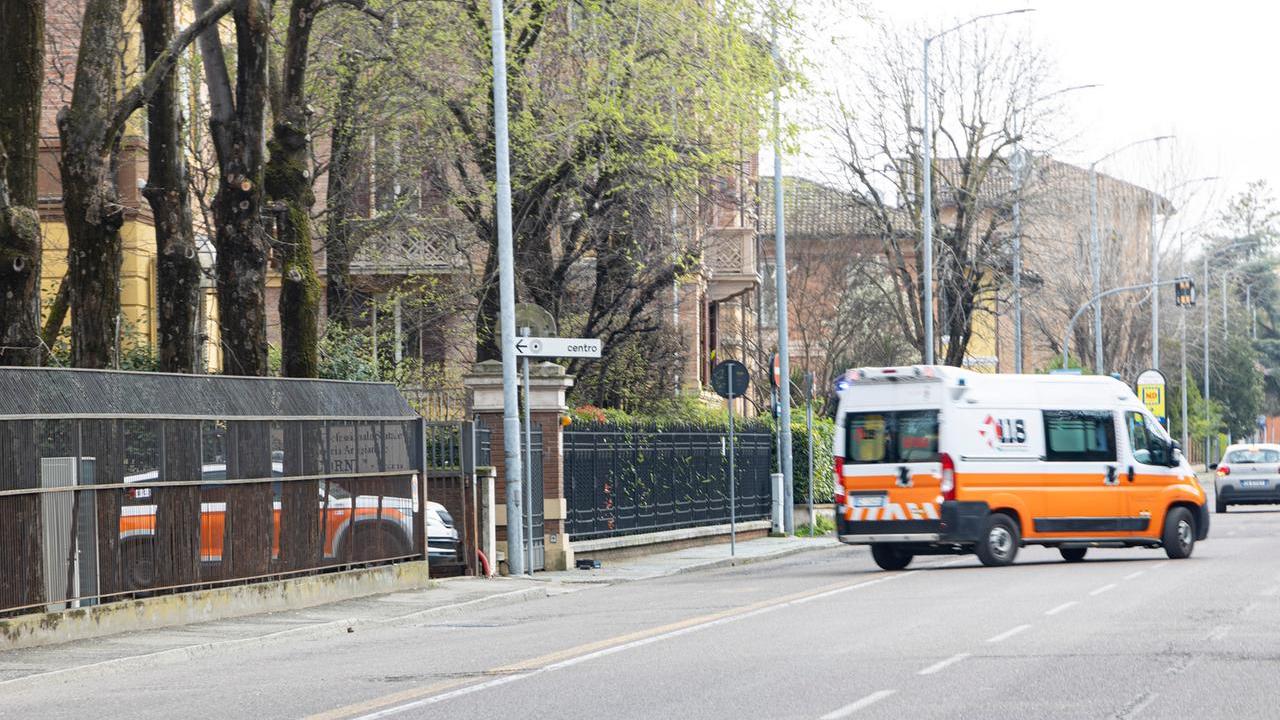 L'uscita di ambulanza e automedica su viale Barozzi