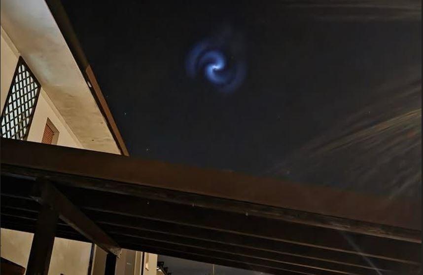 Una spirale azzurra nel cielo, avvistamento anche a Formignana