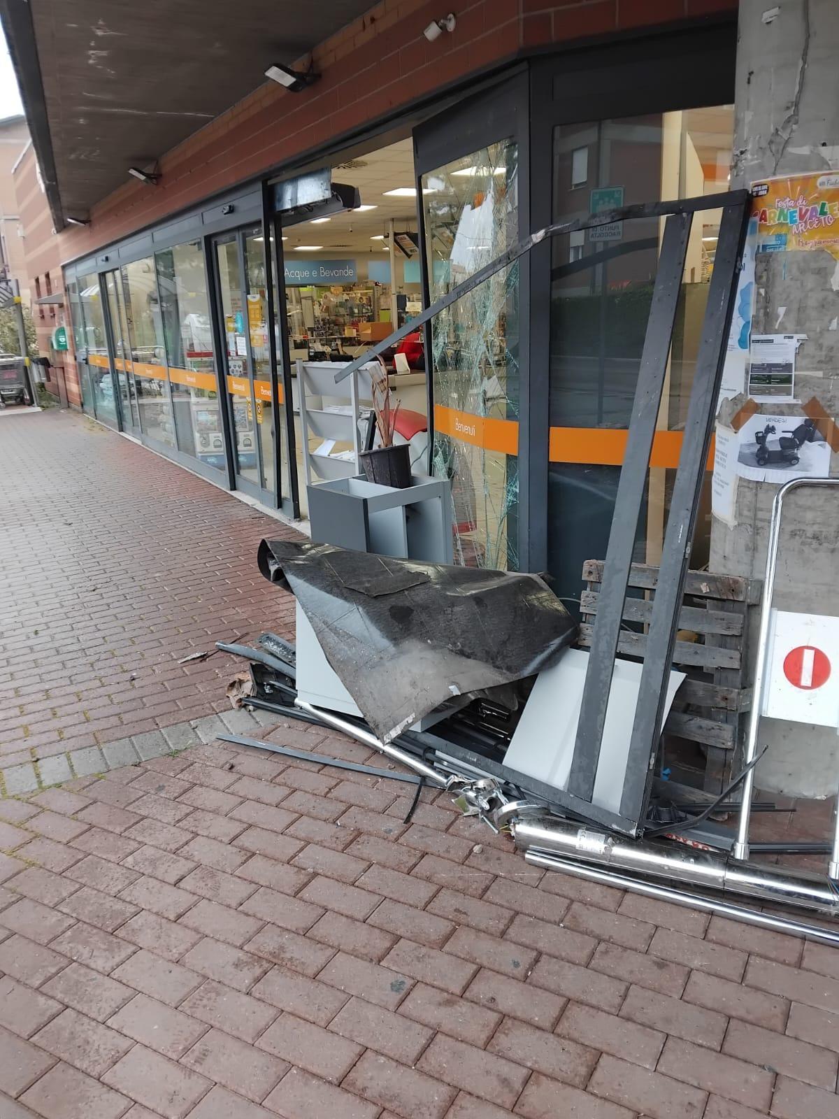 Furgone lanciato come ariete contro la vetrina del Conad di Arceto