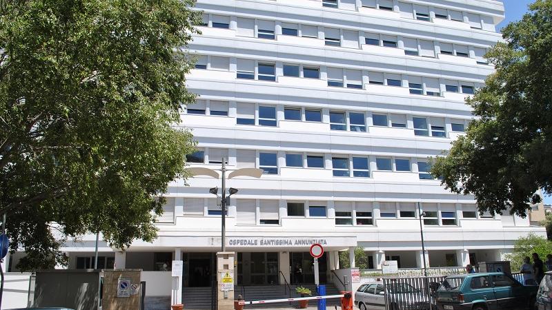 È in coma l’uomo schiacciato dall’auto messa in moto da un bambino