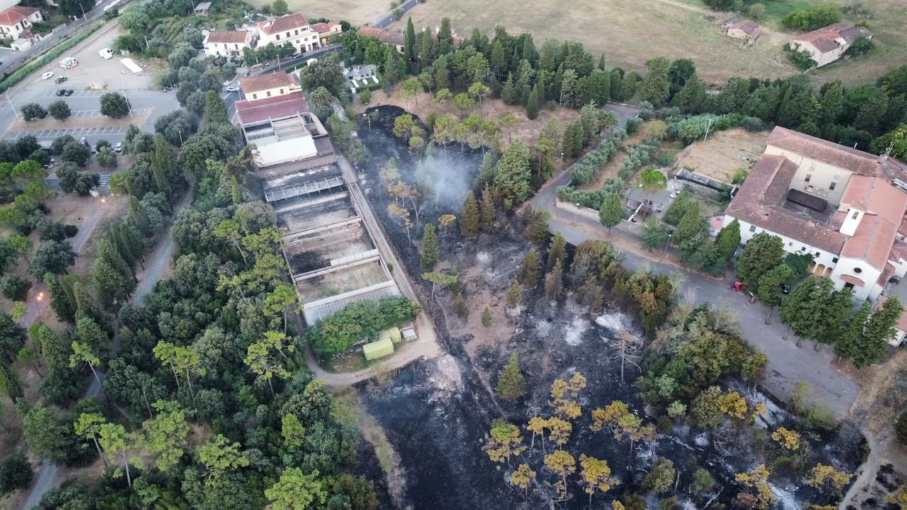 L'incendio al Poligono di Galceti visto dall'alto