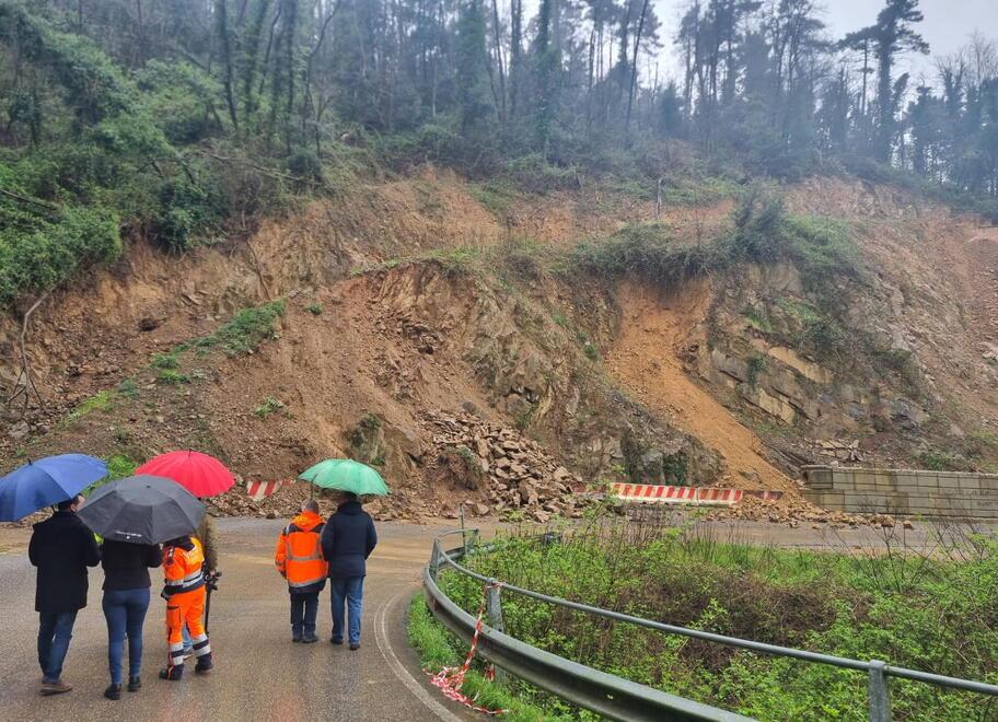 Un sopralluogo e le frane sullo sfondo