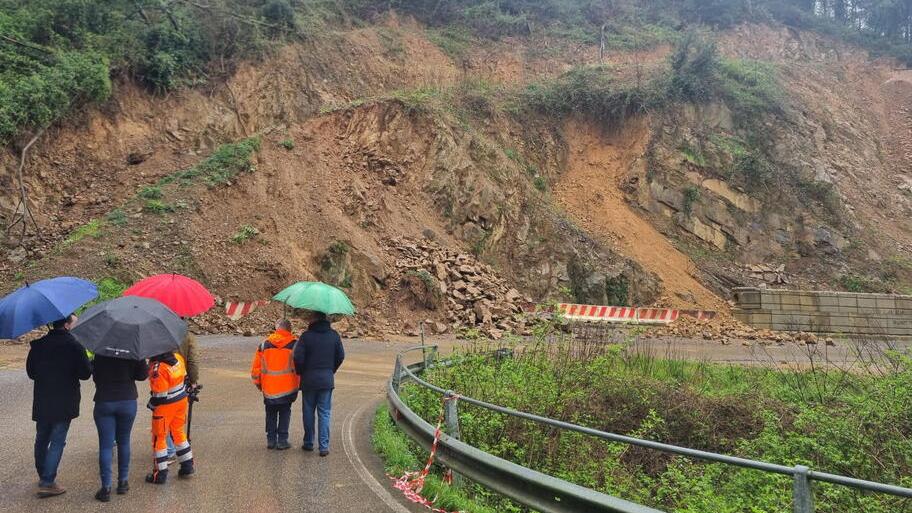 Un sopralluogo e le frane sullo sfondo