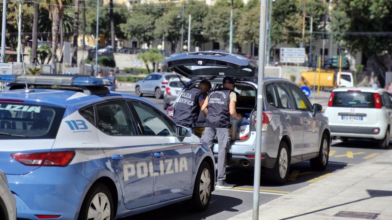In fuga dalla polizia lanciano la droga dall’auto: due arresti