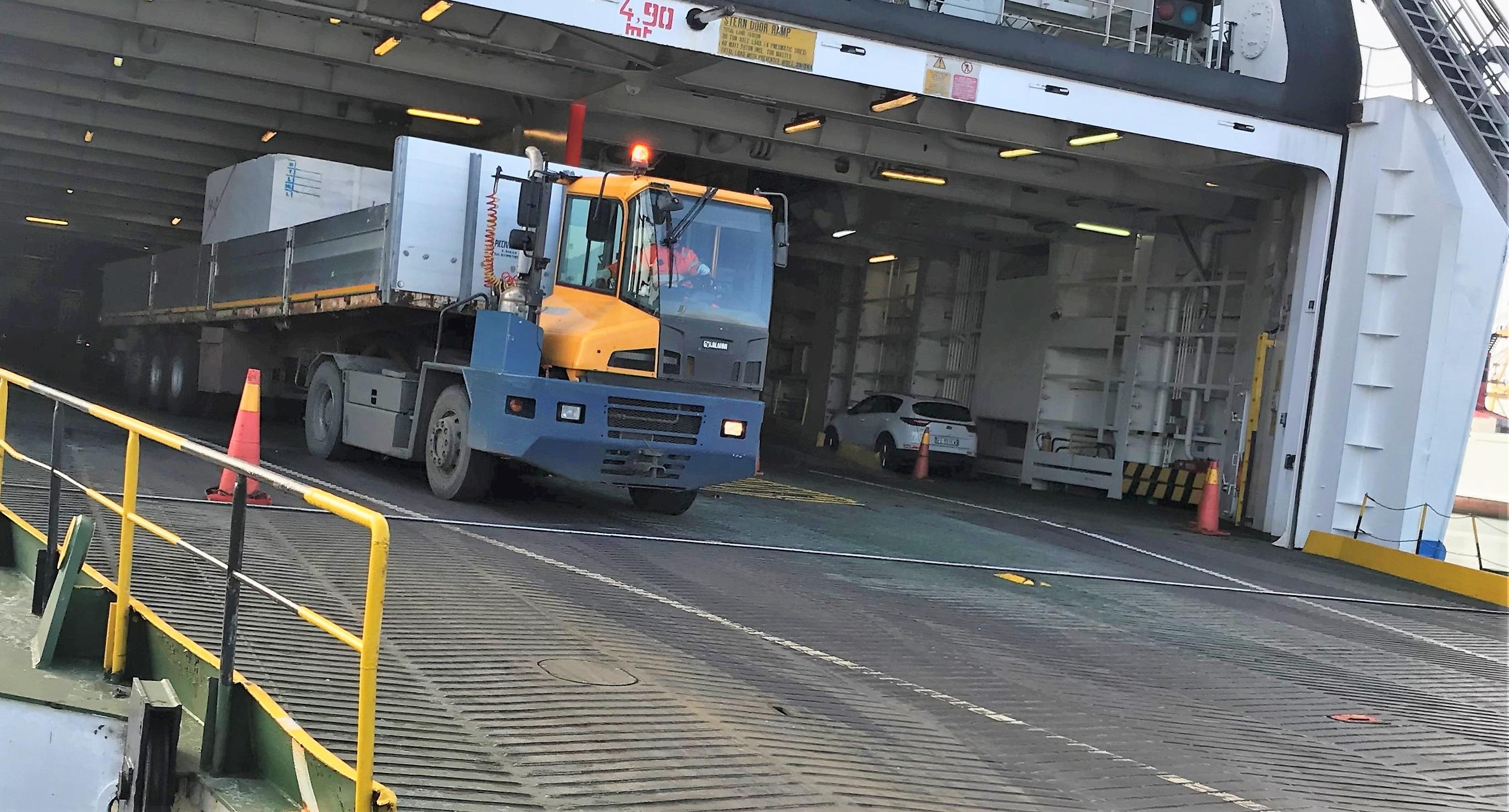 Lo scarico di una nave nei piazzali Ltm (foto d'archivio)