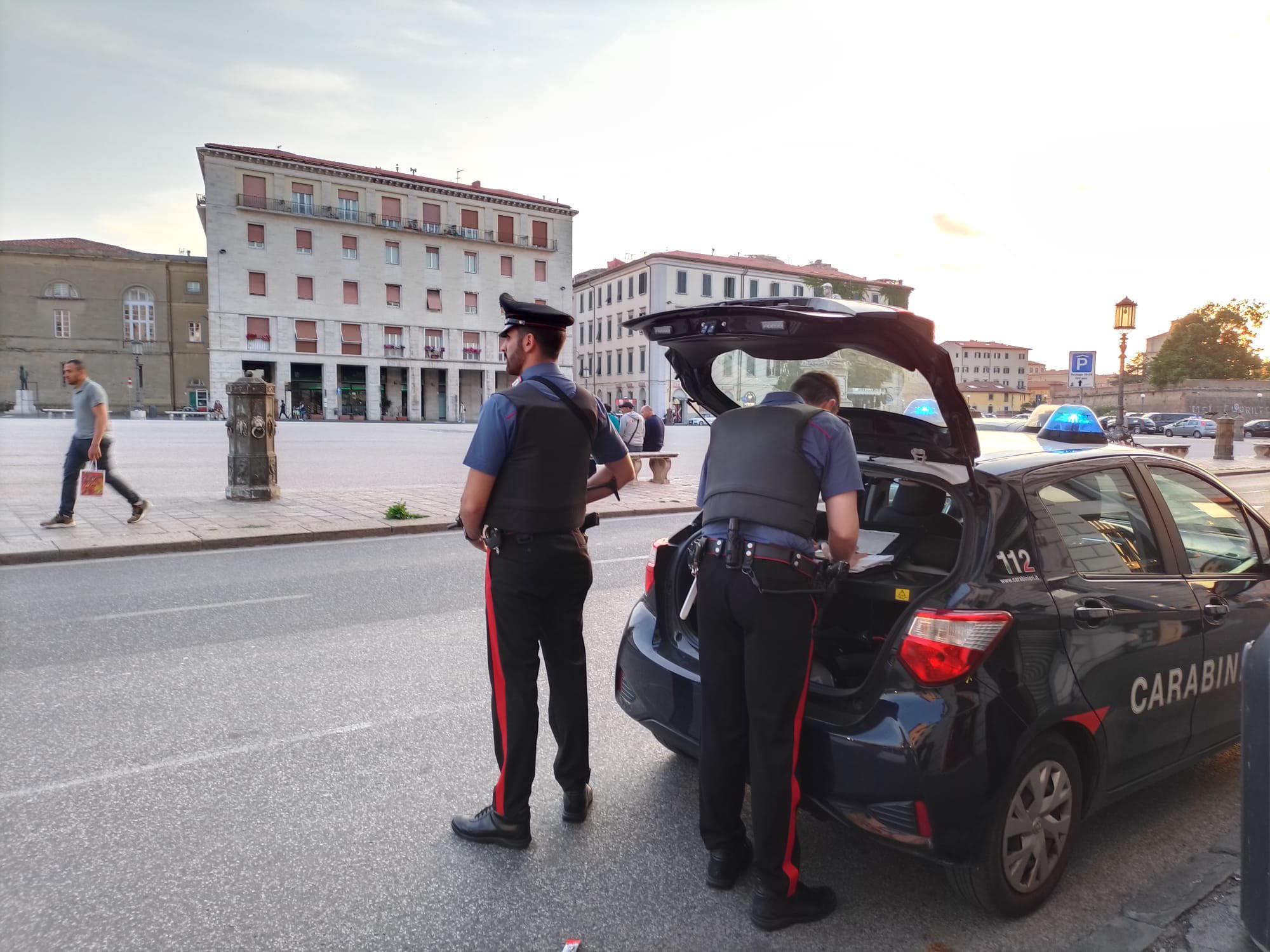 Una pattuglia dei carabinieri a Livorno (foto d'archivio)