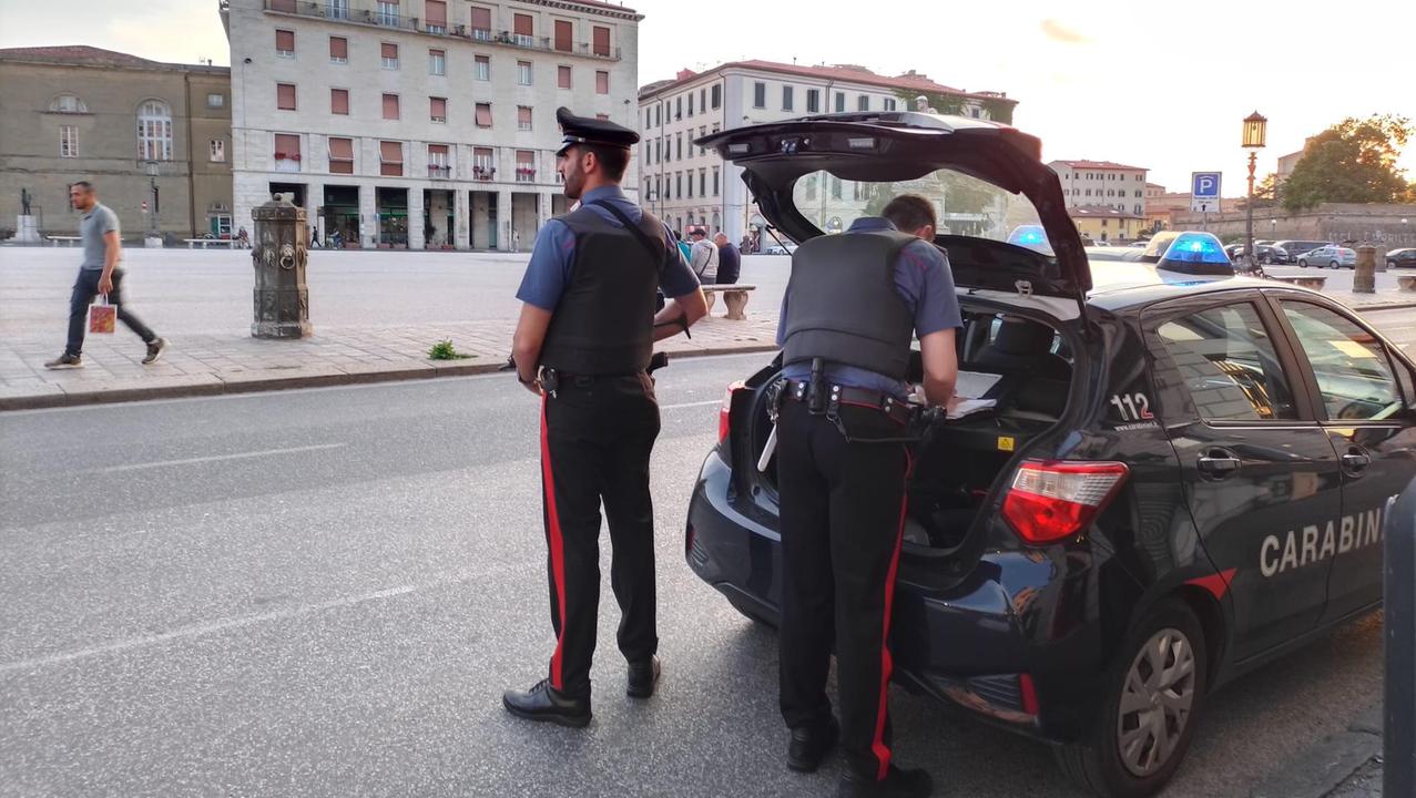 Una pattuglia dei carabinieri a Livorno (foto d'archivio)