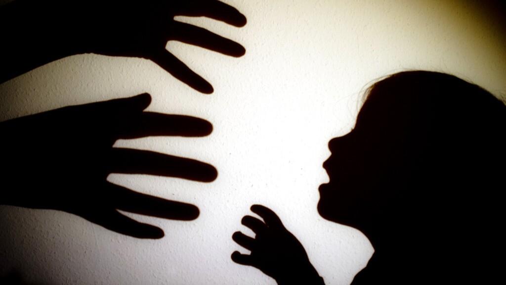 Baci e avances a una tredicenne: pensionato patteggia un anno e quattro mesi