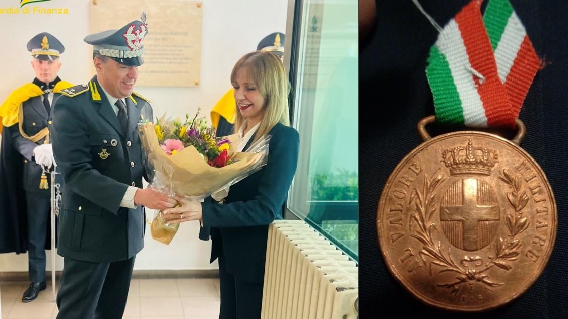 
	Il generale Gavino Putzu e Maria Rosella Pilo, accanto la medaglia al valore militare

