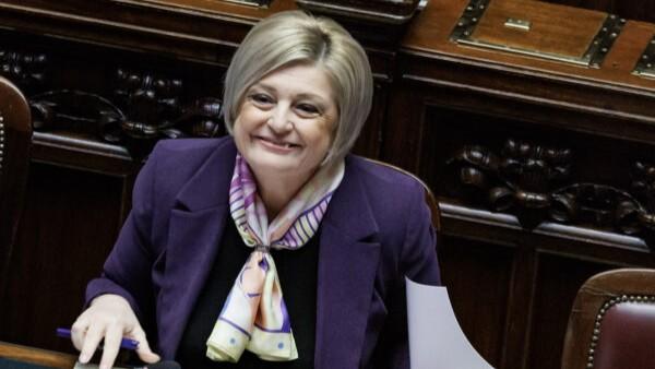 Il giallo sulla laurea della ministra Marina Calderone: «Nello stesso ateneo era sia studentessa che professoressa»