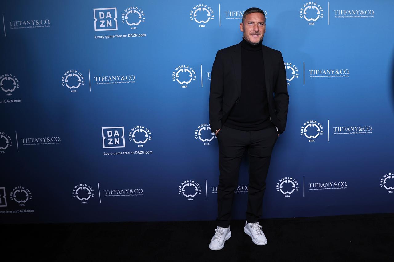 Totti e l’invito a Mosca, Striscia prova a dargli il Tapiro d’Oro ma lui rifiuta