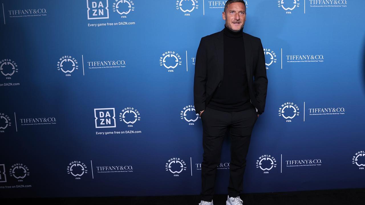 Totti e l’invito a Mosca, Striscia prova a dargli il Tapiro d’Oro ma lui rifiuta