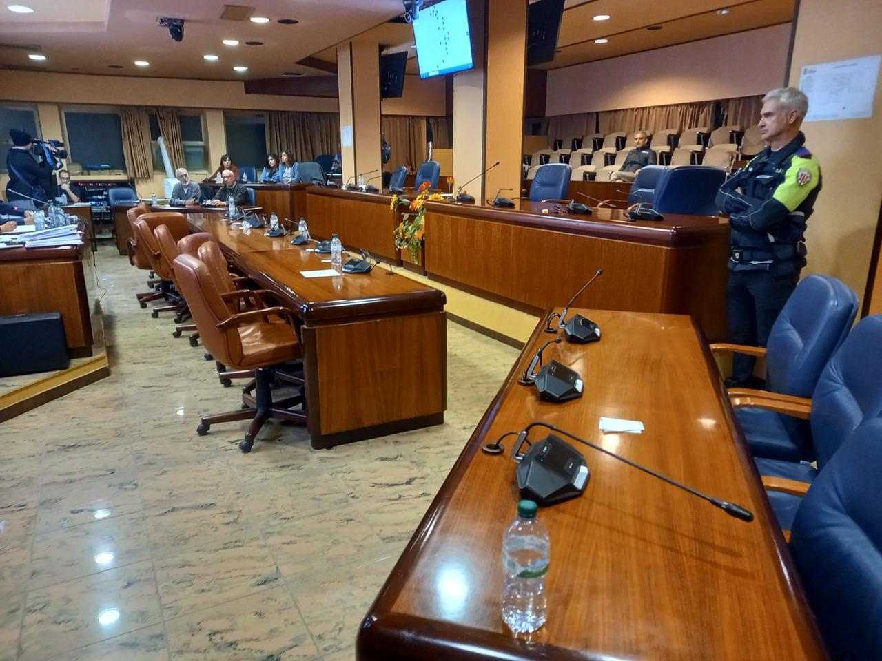 Maggioranza senza numeri e il sindaco “scappa” dall’aula