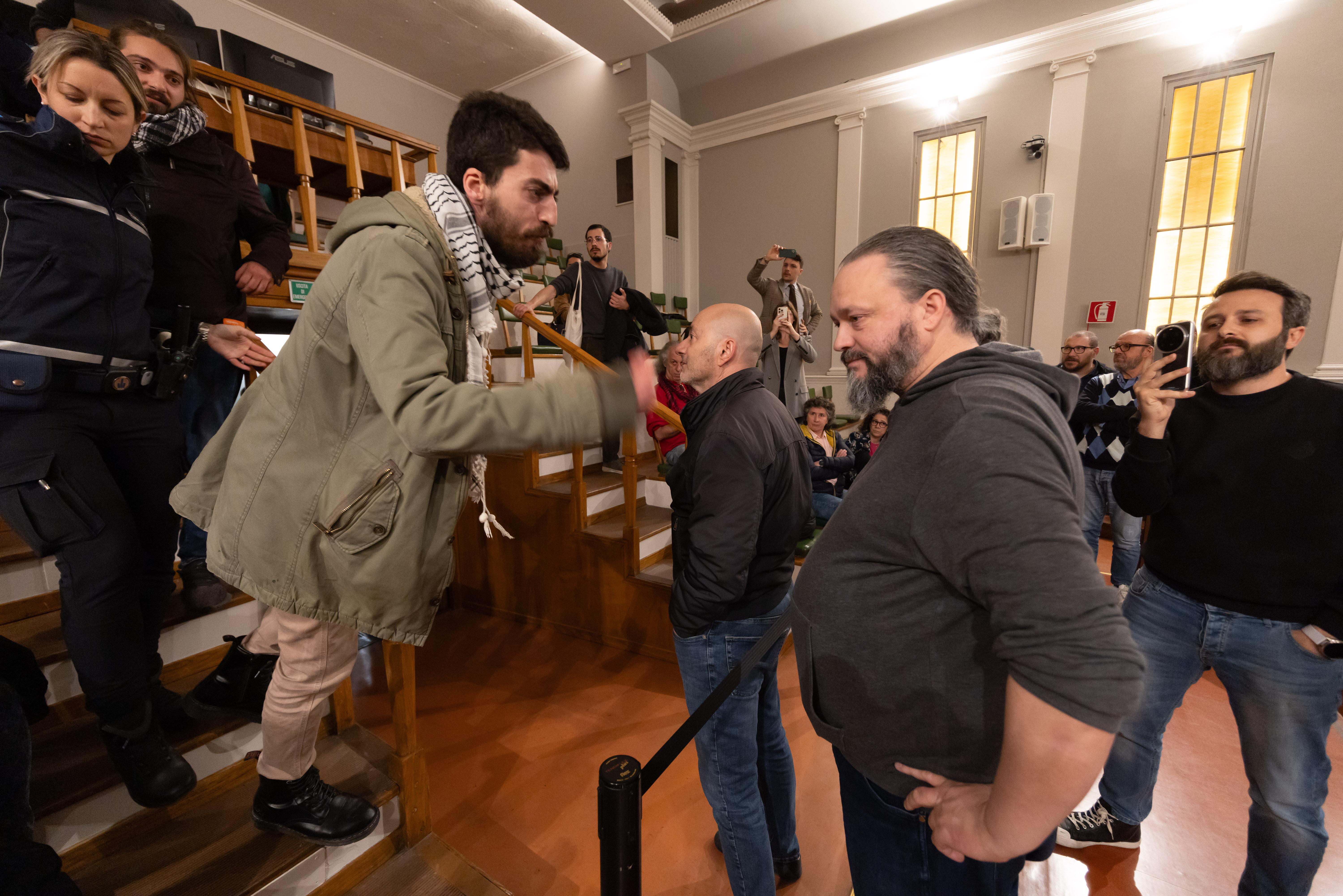 Protesta in Consiglio comunale a Ferrara. I pro-Palestina: "È solo l’inizio"